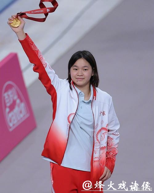 全红婵参加暨南大学表彰大会,留长发少女感满满 全红婵参加暨南大学表彰大会,留长发少女感满满